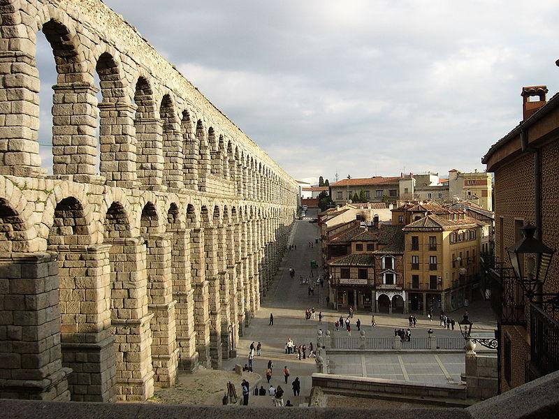 El Centro Ecuestre se encuentra a 1 Km de Segovia Capital, Ciudad Patrimonio de la Humanidad, que posee una gran oferta de hoteles y restaurantes de todo tipo.