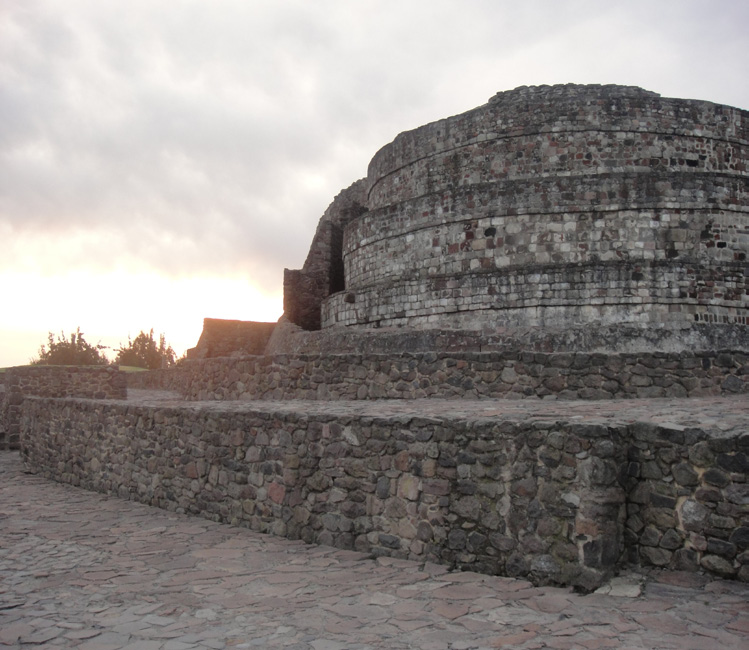 La capital más importante antes de la conquista de Axayacatl fue conocida como Matlatzinco, y varias líneas de investigación independientes (Atenco y Toluca n.d.; García Castro 1999:56; Quezada Ramírez 1972:48) sugieren que el sitio arqueológico de Calixtlahuaca fue esta ciudad capital.