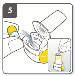 Abra el inhalador: Sujete firmemente la base del inhalador e incline la boquilla. De esta manera se abrirá el inhalador.