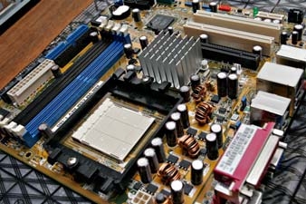 Circuitos ROM (Read Only Memory) en el BIOS; Discos Duros, Discos Flexibles, CD-ROM, cintas, Pen Drives, etc.
