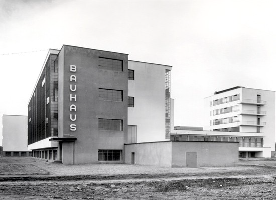 Relación con el diseño La Bauhaus sentó las bases normativas y patrones de lo que hoy conocemos como diseño industrial y gráfico; puede decirse que antes de la existencia de la Bauhaus estas dos