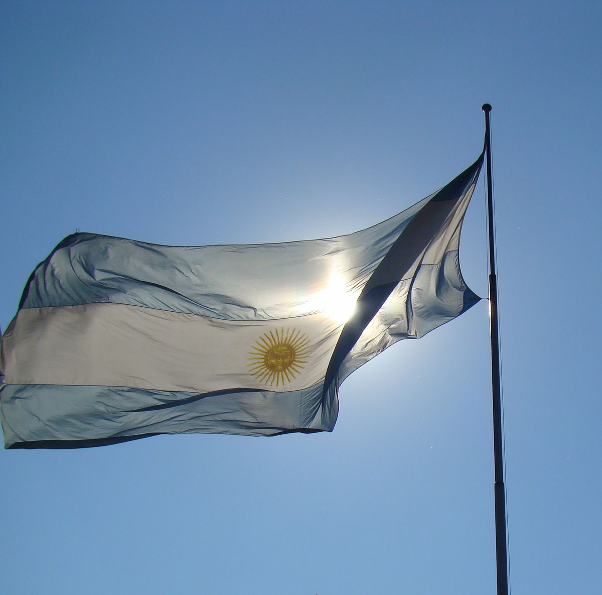 Bandera de la Argentina 31 Primer diseño Un ejemplo del diseño original aunque sin el Sol de la bandera argentina son las dos encontradas en la iglesia parroquial de la localidad actualmente