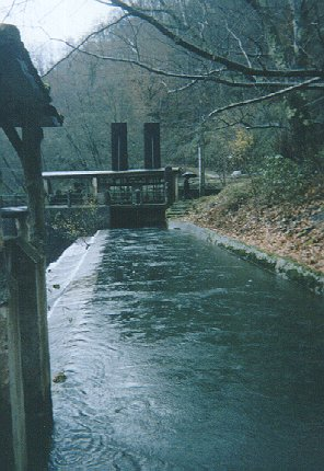 Toma de agua para pequeñas centrales del Urumea El agua del canal o de la presa penetra en la tubería donde se efectua el salto.