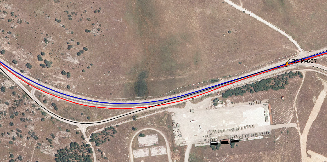 h Figure 4: Detalle del tramo entre el Km. 36 y el Km 37 de la M-607. En color rojo el track del Samsung S-III, en color azul el track de un GPS Leika.