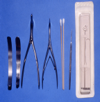 37 - Se mide la cavidad y se decide colocar implante de hidroxiapatita en la cavidad envuelta en plástico y luego se retira el plástico quedando el implante detrás del casquete escleral anterior con