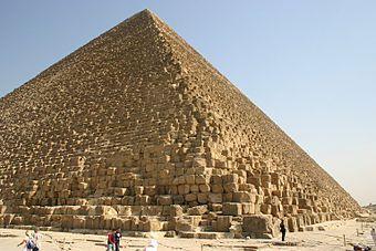 f) Calcula su volumen de La Gran Pirámide de Guiza que se encuentra en Egipto; tiene una base casi