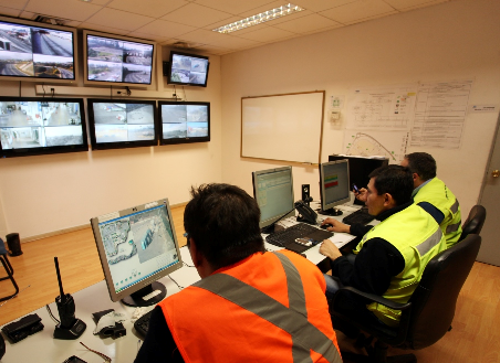 Sistema Gestión de Tránsito Sala de Control y Monitoreo SALA DE CONTROL Dispone de puestos de seguridad y operación del tráfico conectados a Sistema de Información de ZEAL con características de