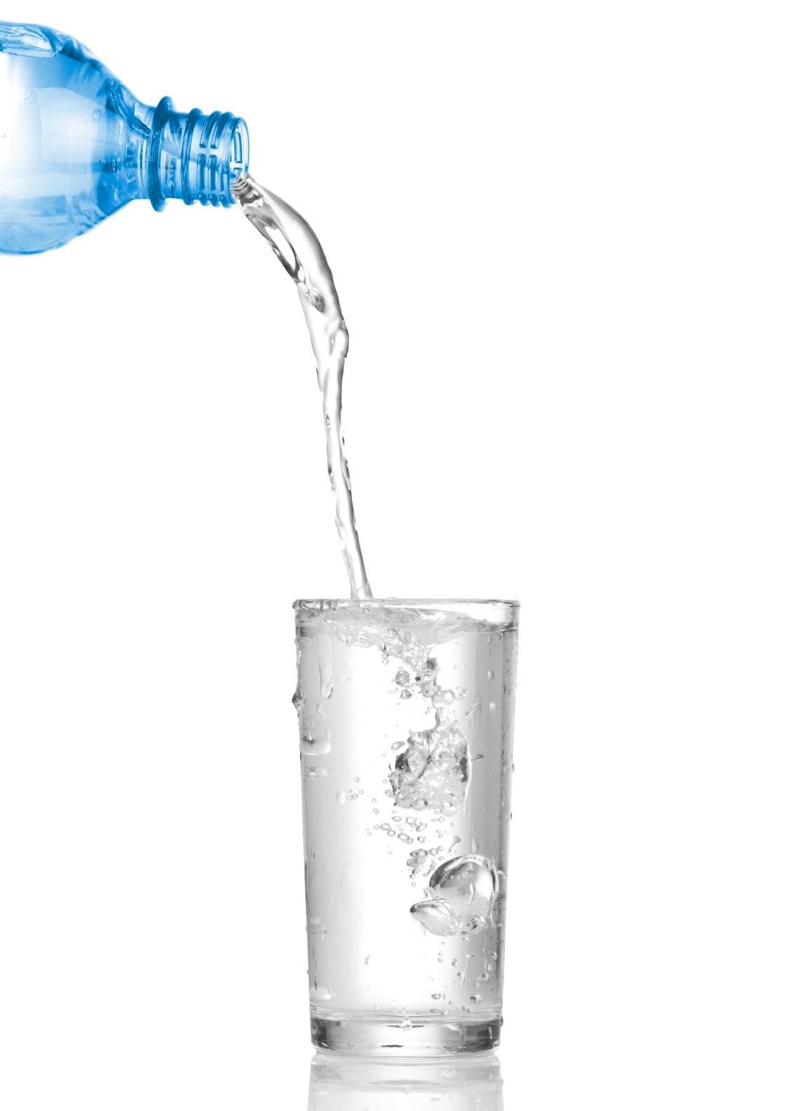 Cómo se regula el contenido de agua corporal Qué sucede si bebemos más de lo que necesitamos?