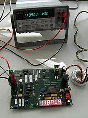 Amperímetros Amperímetro de pinza. Artículo principal: Amperímetro Un amperímetro es un instrumento que sirve para medir la intensidad de corriente que está circulando por un circuito eléctrico.