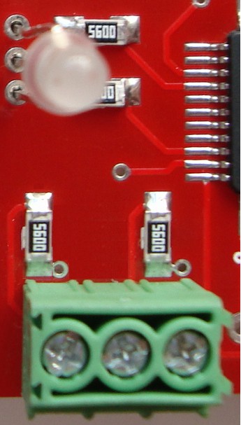 Si los cables de los conectores XLR estan mal conectados a la tarjeta el modulo no funcionara adecuadamente. No cruces cables de señal DMX con cables de corriente.