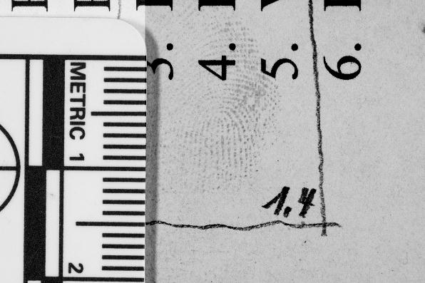 La huella dactilar cuenta con una escala visible, pero no está claro el sistema que se utiliza (pulgadas, centímetros); marcación visible de la