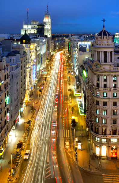 El Hotel Vincci Capitol es un establecimiento de cuatro estrellas con un emplazamiento de lujo, pues Gran Vía es una de las principales calles comerciales de Madrid, un auténtico broadway madrileño.