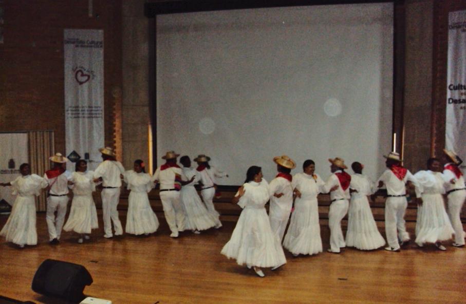 PRESENTACIONES Después de la realización de los talleres didácticos en danzas y la posibilidad de replicarlo en las instituciones educativas, el Grupo de Danza del Magisterio de Medellín se ha