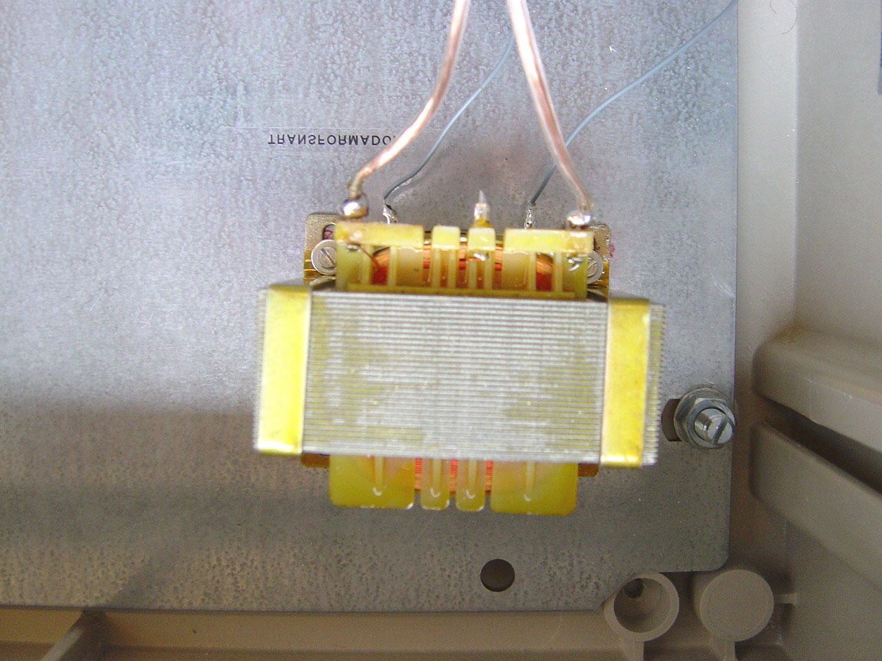 Aprovechamiento de ordenadores para automatizar prácticas de laboratorio un filtro de alta frecuencia (AF) y C7 (220µF) forma el filtro de media frecuencia (MF).