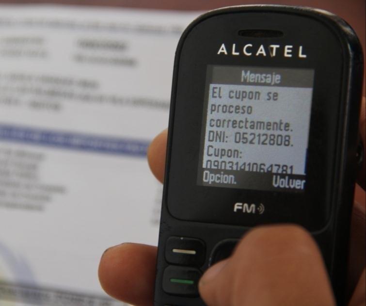 El proveedor, utilizando su celular, envía al Banco de la Nación, a través de un MENSAJE DE TEXTO, el numero del DNI y el código del vale del beneficiario.