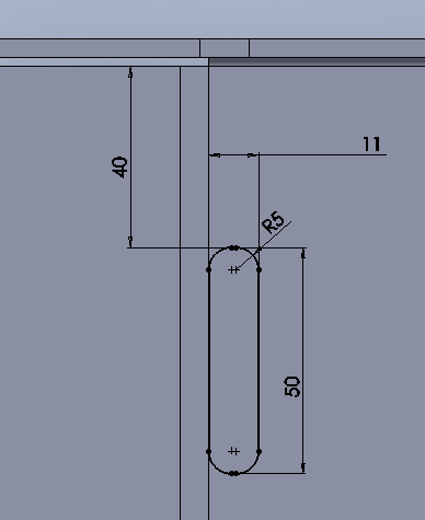 Puede iniciar dibujado un cuadrado para posteriormente realizar operaciones de redondeos en cada una de las cuatro esquinas del croquis.