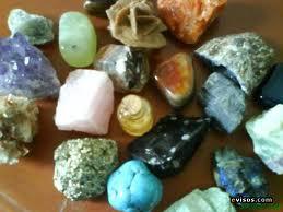 LOS MINERALES 1. QUÉ SON LOS MINERALES? Los minerales son los materiales con los que están hechas las rocas. 2. CÓMO SON LOS MINERALES?
