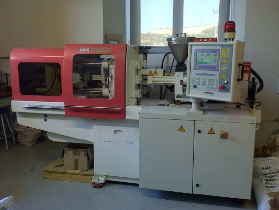 3.2. Máquina de inyección Para la fabricación de las probetas de ensayo se ha utilizado la máquina de inyección DEU 250H55 mini VP la cual, puede contemplarse en la figura 41.