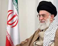 Declara que el chiísmo de la escuela de pensamiento Imamíes (usulis) es la religión oficial del Estado. Líder Supremo de Irán: Ali Khameini.