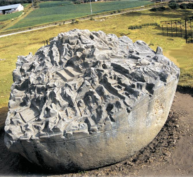 En el adoratorio, la Piedra de Saywite destaca como una gran fuente labrada en piedra, con imágenes esculpidas de la tierra y sus habitantes: seres humanos y animales, entre los que se aprecian