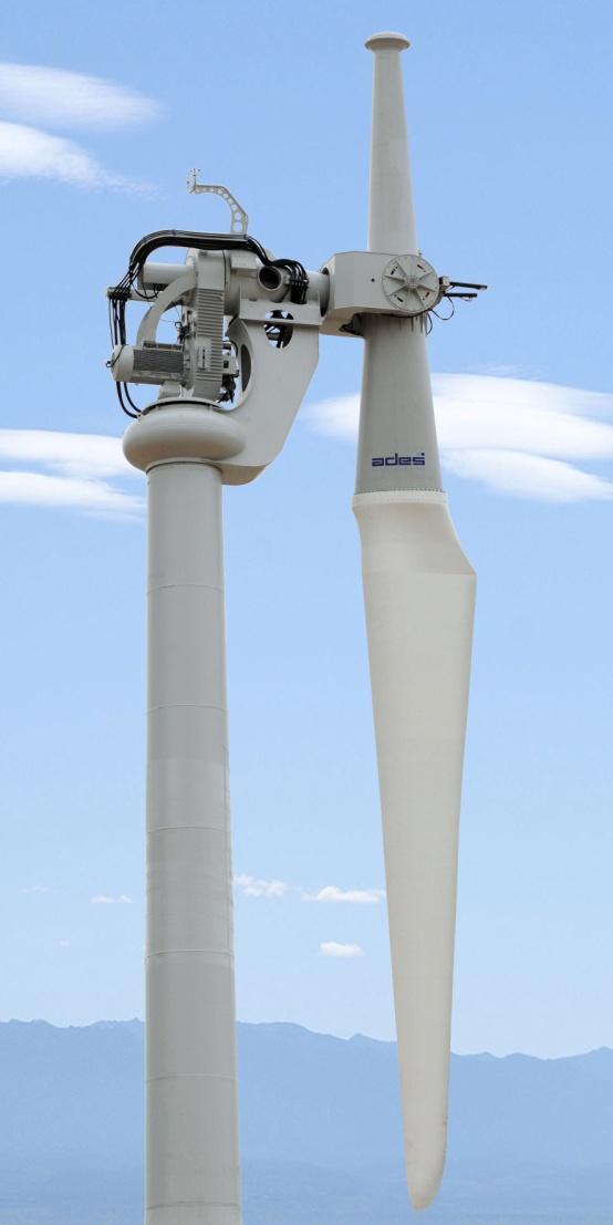 TURBINA EÓLICA PENDULAR DE PAR MOTOR COMPENSADO Rango de potencias 100 Kw 2 MW El diseño único de nuestra turbina eólica incluye tres sistemas mecánicos pasivos: rotor monopala oscilante tren de