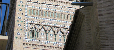 En la Torre de la Iglesia de San Pablo se observan nuevamente la cerámica vidriada y los paños de sebka, junto a elementos como el arco de medio punto y el ojival.