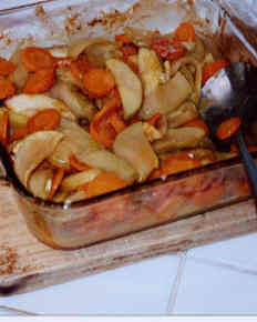 Zanahorias y manzanas al horno 2 tazas de zanahorias en rebanadas 3 manzanas en rebanadas delgadas 2 cucharadas de harina 4 cucharadas de azúcar morena 3/4 de taza de jugo de naranja Tiempo de