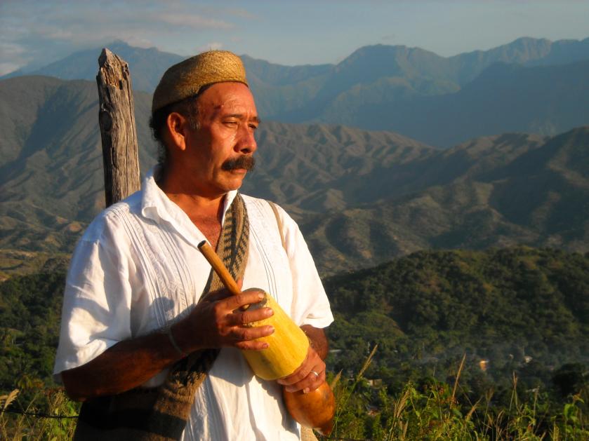 Kankuamos, guardianes del equilibrio del mundo Los Kankuamos viven al norte de Colombia y comparten la cultura y la tradición con los demás pueblos que cohabitan la Sierra Nevada de Santa Marta,