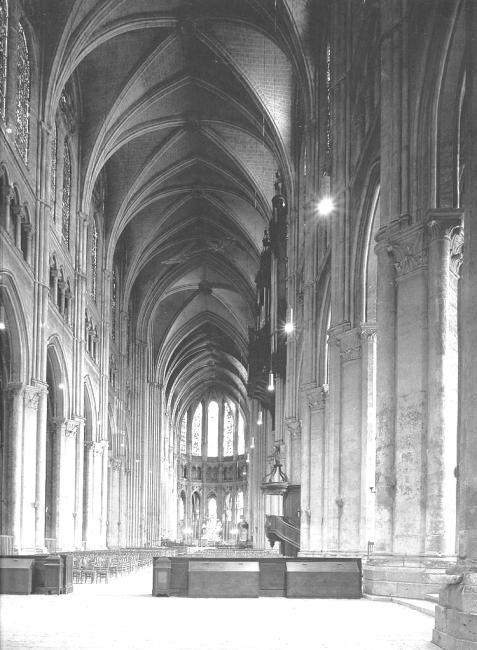 a) Abadía de Saint-Denis (1140-1144). Construida en un tiempo relativamente corto de tiempo, al menos lo que se refiere a la parte que reformó el Abad Suger.