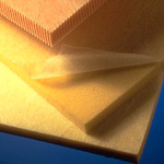 Además, los materiales aislantes están disponibles en variedad de formas, aparte de aislamientos rígidos, también encontramos: mantas en forma de rollos y paneles semirrígidos, fibras sueltas