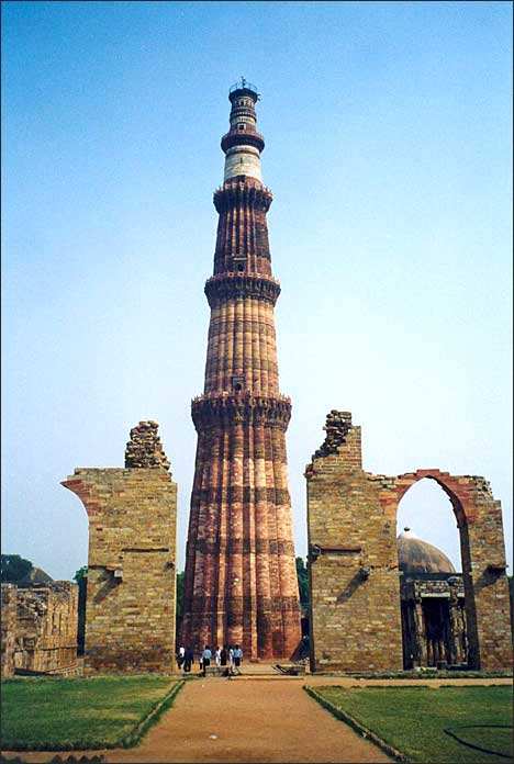 c), construido por el mismo constructor del Taj Mahal- Shah Jehan- y famoso por sus Salas Reales delicadamente talladas y sus incrustaciones de mármol.