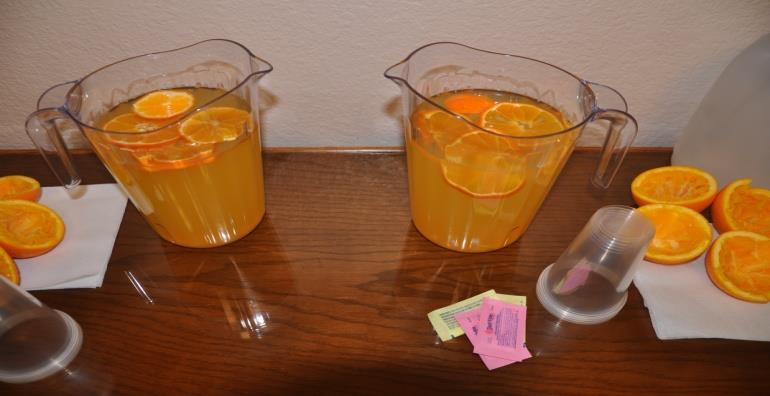 El jugo de 2 naranjas por jarra Echarlo en la jarra Llenar de agua hasta 5 pulgadas por debajo del borde de la jarra.