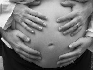 capacitación y la información teórico-práctica necesaria para fomentar el autocuidado en el embarazo y un parto