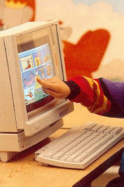 Pantalla táctil: Es una pantalla como un filtro que se coloca delante de la pantalla del monitor y permite usar el ordenador tocando con la mano u otro accesorio adicional.