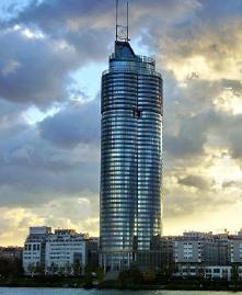 Figura 32. Imagen del edificio Millenium Tower, en Viena, Austria. Fuente: Francisco J. Crisafulli (2013) Diseño sismoresistente de construcciones de acero.