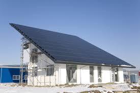 Dónde instalar un sistema solar fotovoltaico El panel solar puede ser instalado en sobre cualquier superficie en donde reciba luz solar el mayor tiempo posible, se puede instalar en tejados, techos