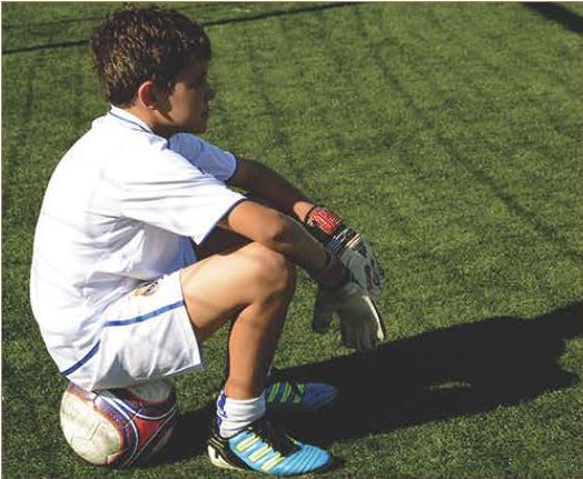 Para el fútbol es aconsejable llevar botas multitaco, las más apropiadas para la prevención de lesiones en campos de césped artificial, que serán en su mayoría, los utilizados durante los Campus.