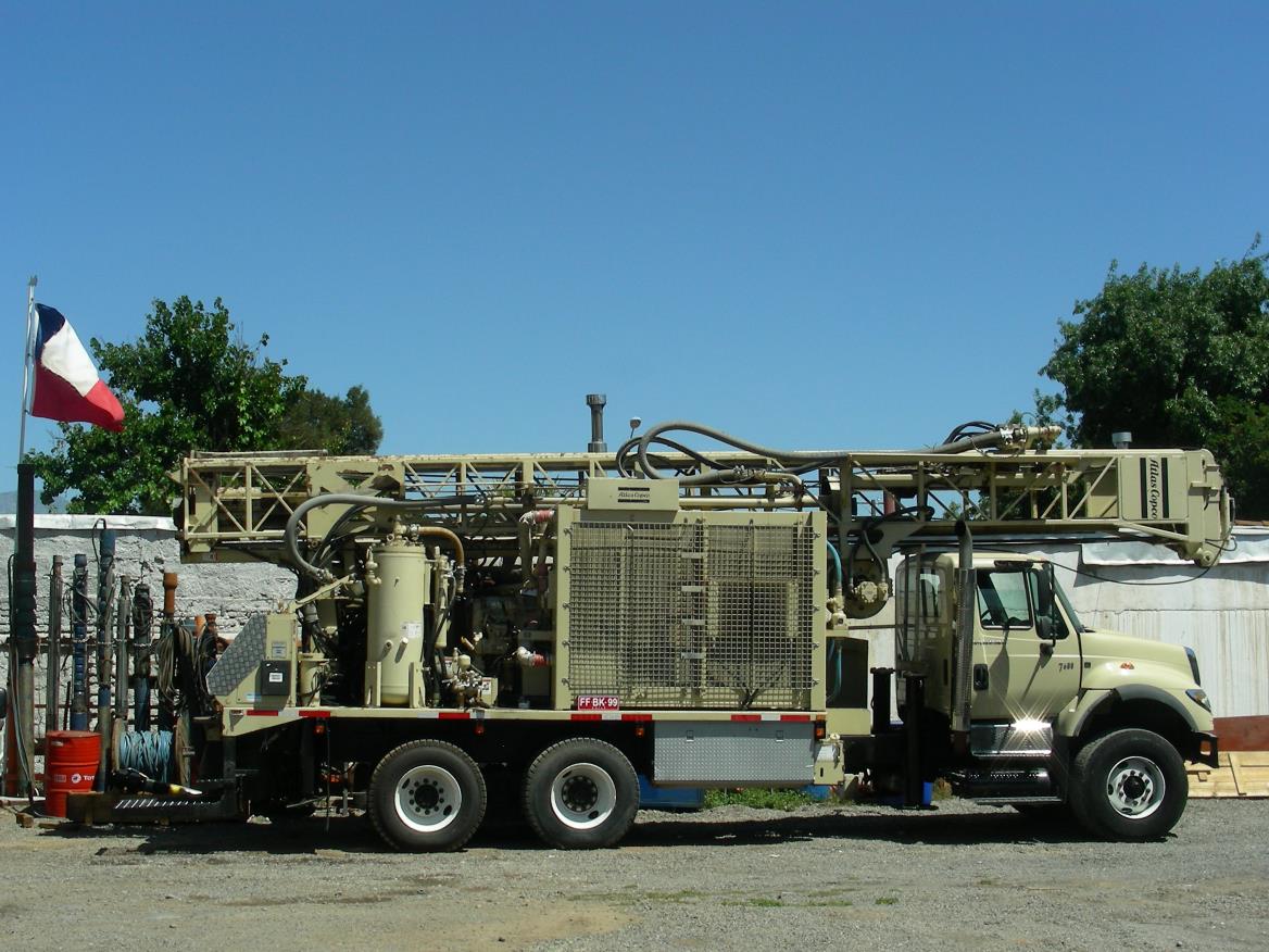 Capacidad Ascenso 70.000 lb. Sistema Lodo en base a Bentonita Quik-Gel Sistema de Perforación Bombas 1.- Bomba Gardner Denver 5x6 accionada neumáticamente. 2.