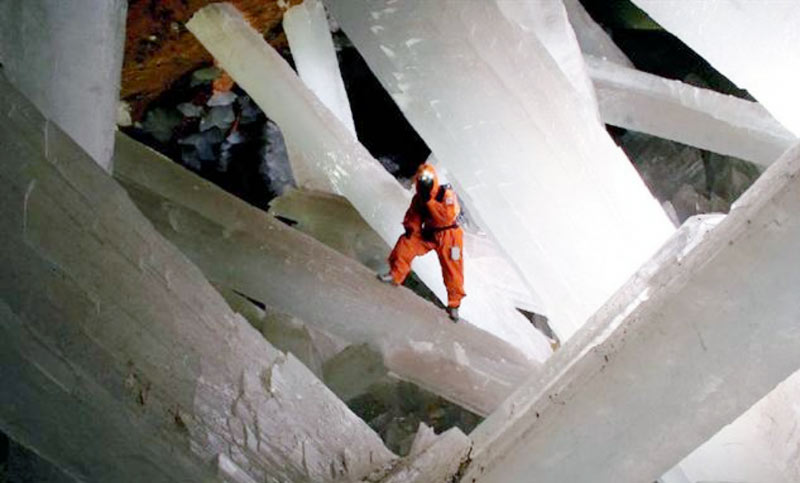 (A) e (B) La cueva de los cristales o también llamada cueva de Naica es una cueva conectada a la mina de Naica de 300 metros por debajo de la superficie.