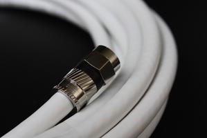 Conector de Compresión Tipo F : La capacidad de hacer un cable coaxial RG-6 es una habilidad útil para el dueño de casa de hoy en día.