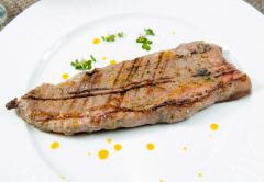 CARNES Y PARRILLA BONDIOLA DE CERDO Delicioso corte de carne de cerdo a la parrilla, exquisito por su sabor intenso, acompañado de cascos de papa. $ 27.