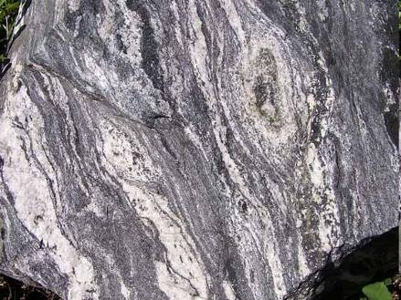 Pizarra.Tiene foliación plana, con cristales muy pequeños, que no pueden observarse a simple vista. Es una roca de transición entre las sedimentarias y las metamórficas.