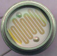 La fotorresistencia, también llamada LDR debido a que en terminología inglesa su nombre es Light-Dependet Resistor, pertenece al grupo de los llamados sensores fotoeléctricos, es decir aquellos que