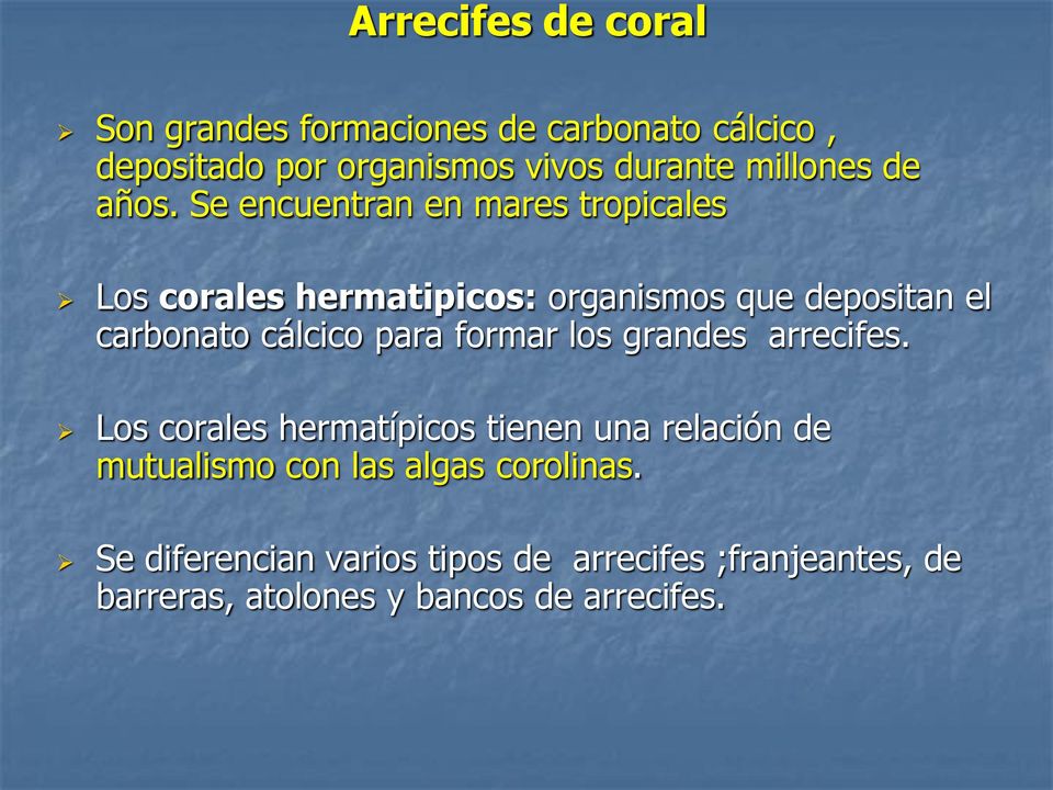 Se encuentran en mares tropicales Los corales hermatipicos: organismos que depositan el carbonato cálcico para