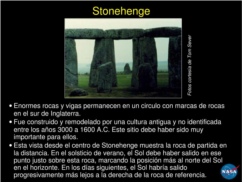 Esta vista desde el centro de Stonehenge muestra la roca de partida en la distancia.