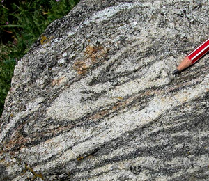 Rocas metamórficas Las rocas metamórficas provienen de las rocas sedimentarias pero han sufrido un proceso de recristalización por efecto de la temperatura y la presión del interior de la Tierra,