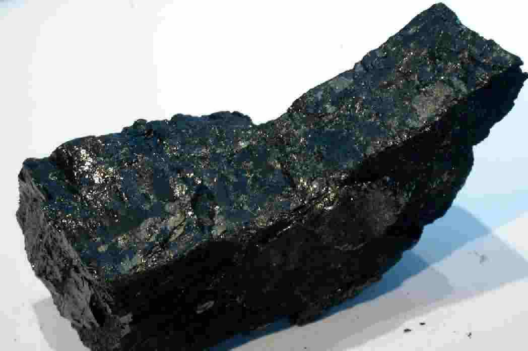 2.1. El carbón Actividad El carbón es un combustible sólido, de color negro, constituido fundamentalmente por carbono y trazas de otros elementos químicos, como hidrógeno, nitrógeno, azufre, oxígeno.