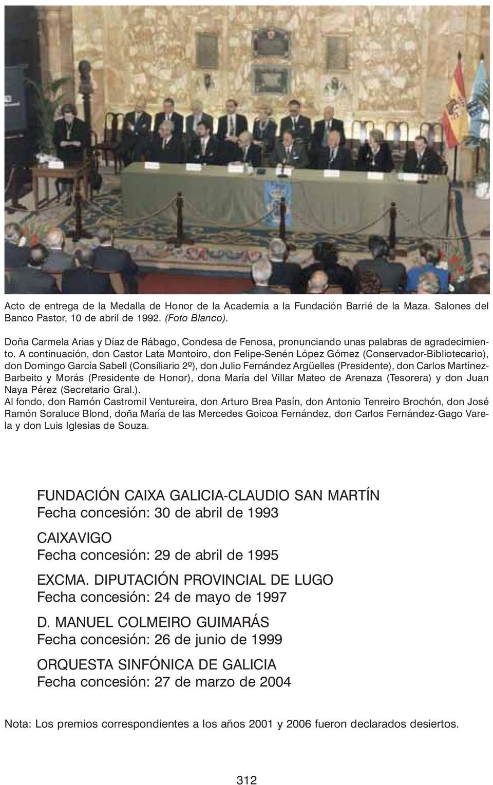 A continuación, don Castor Lata Montoiro, don Felipe-Senén López Gómez (Conservador-Bibliotecario), don Domingo García Sabell (Consiliario 2º), don Julio Fernández Argüelles (Presidente), don Carlos