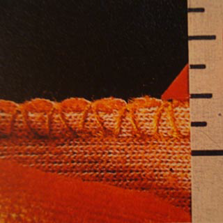Costura de zigzag angosta Se utiliza para las telas de punto que no se enrollan. Es elástica, rápida y fácil de hacer.