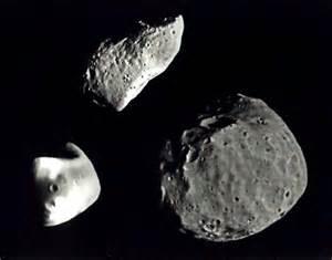 ASTEROIDES * Se cree que los asteroides son restos de un planeta que se